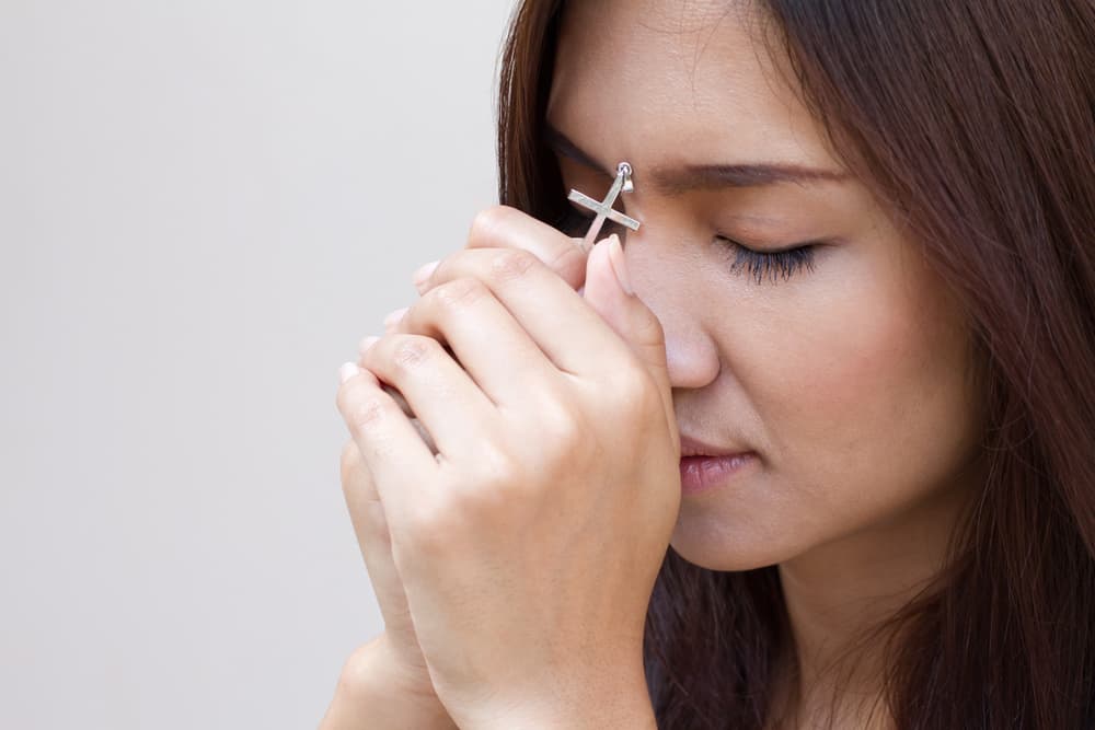 Hazte la señal de la cruz por todo el cuerpo, como si fuéramos a rezar el Credo. Repítelo tres veces seguidas.