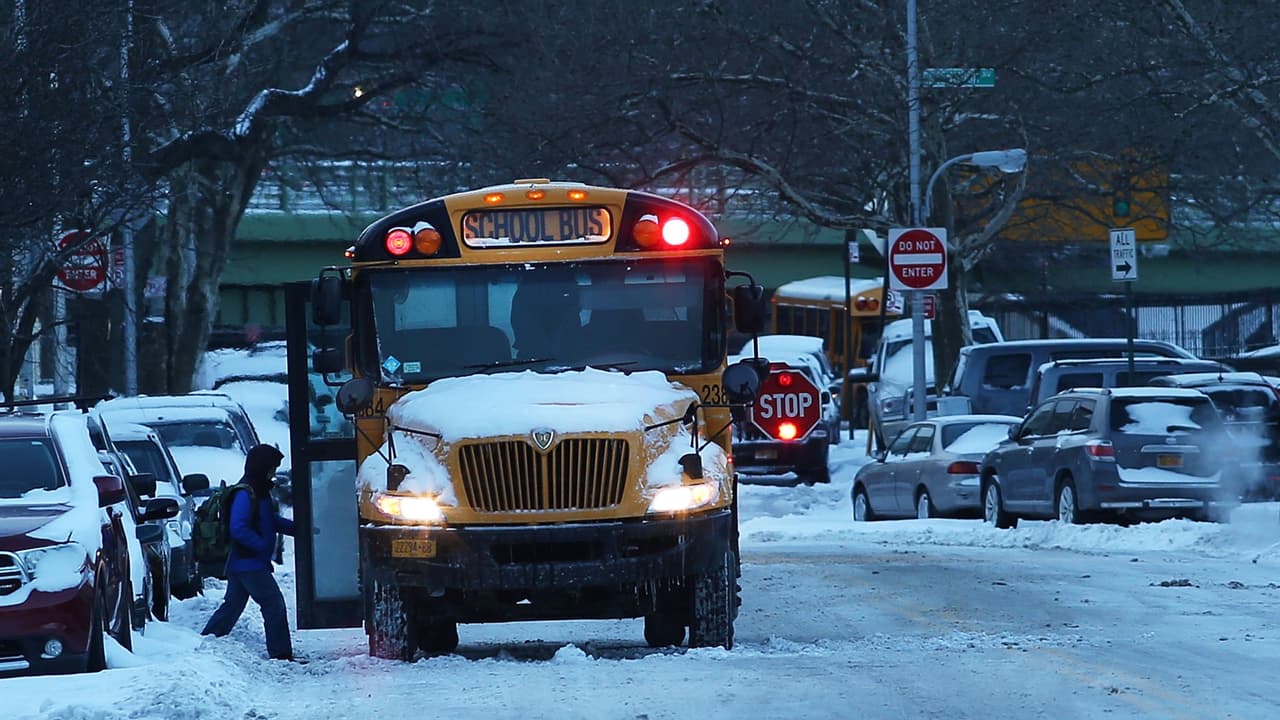 Escuelas de NY y NJ anuncian cierres y retrasos para el martes por la tormenta invernal