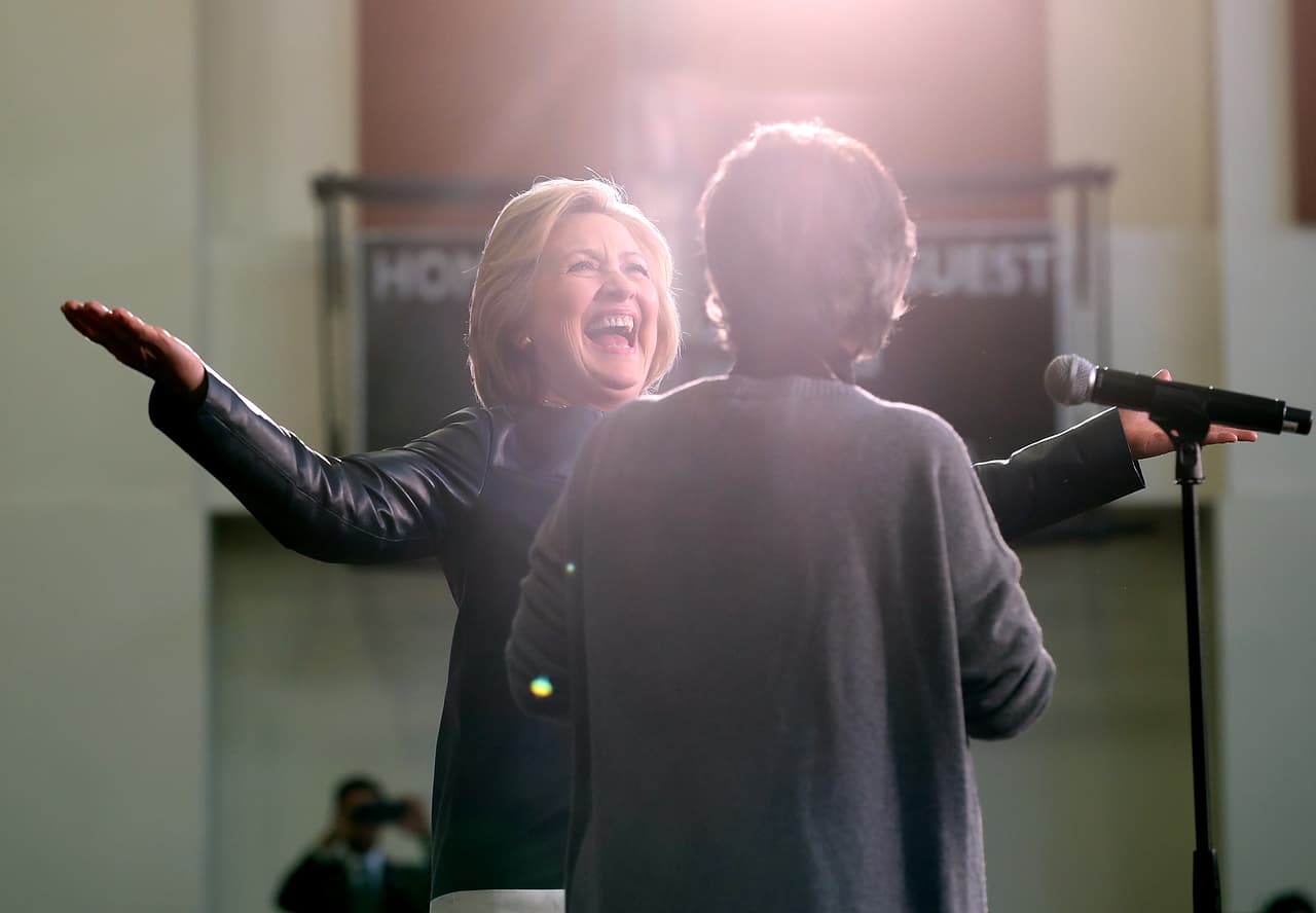 Hillary Clinton le ganó la pequeña batalla por Guam a Bernie Sanders