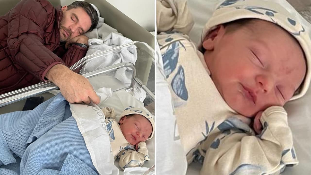 Julián Gil presume que su nieto duerme igual que él.