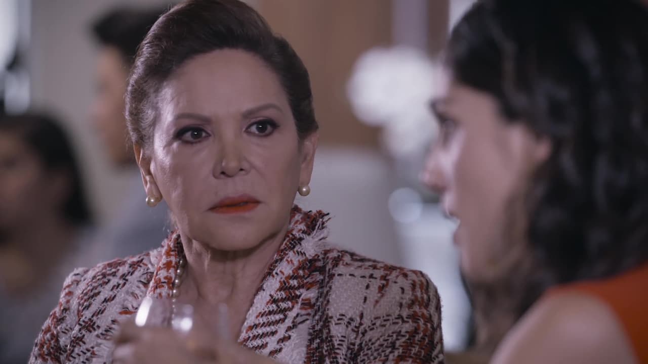 Arcadia, la madre adoptiva de Paola, interpretada por Ana Bertha Espín, no podía faltar en esta lista de villanos.