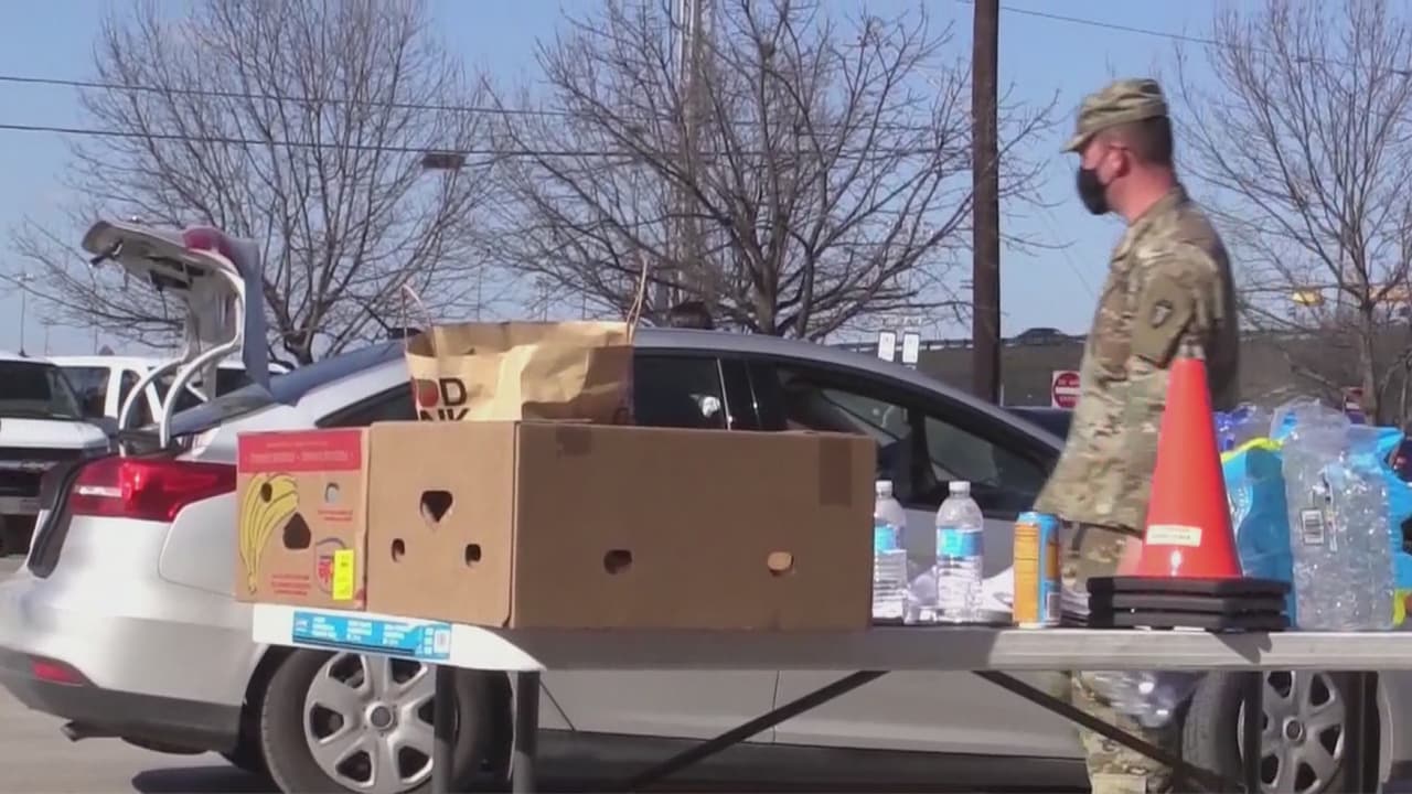 Voluntarios y miembros de la armada distribuyen alimentos a familias necesitadas
