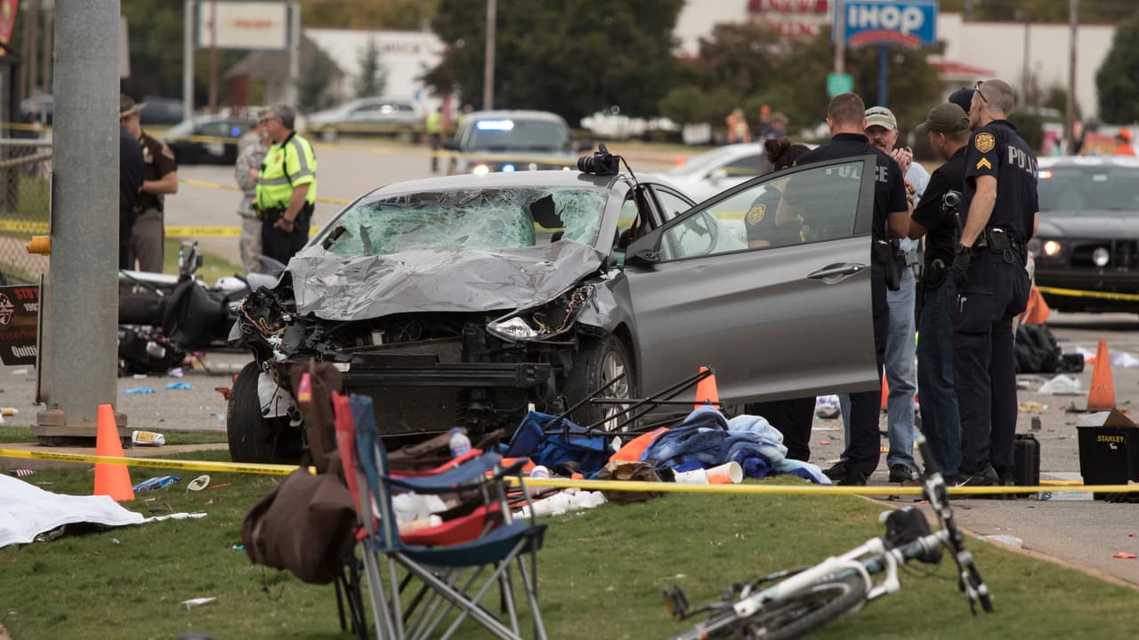 <b>Póliza de seguro de responsabilidad civil: </b>
<br>
<br>Su propósito es el de proteger el patrimonio de terceros por pérdidas ocurridas como consecuencia de accidentes causados por los vehículos asegurados. La póliza de responsabilidad civil compensa tanto por daños físicos como por daños a la propiedad de las víctimas.
<br>
<br>La única excepción es la del caso de los vehículos de alquiler. Los arrendatarios de los mismos pueden declinar la compra de esta cobertura ya que en muchos casos las pólizas de sus vehículos personales cubren los daños causados en autos alquilados. Sin embargo si el vehículo el alquilado por negocios o si el arrendatario no cuenta con una póliza de responsabilidad civil, puede verse personalmente responsable por daños causados durante la operación del vehículo.
<br>