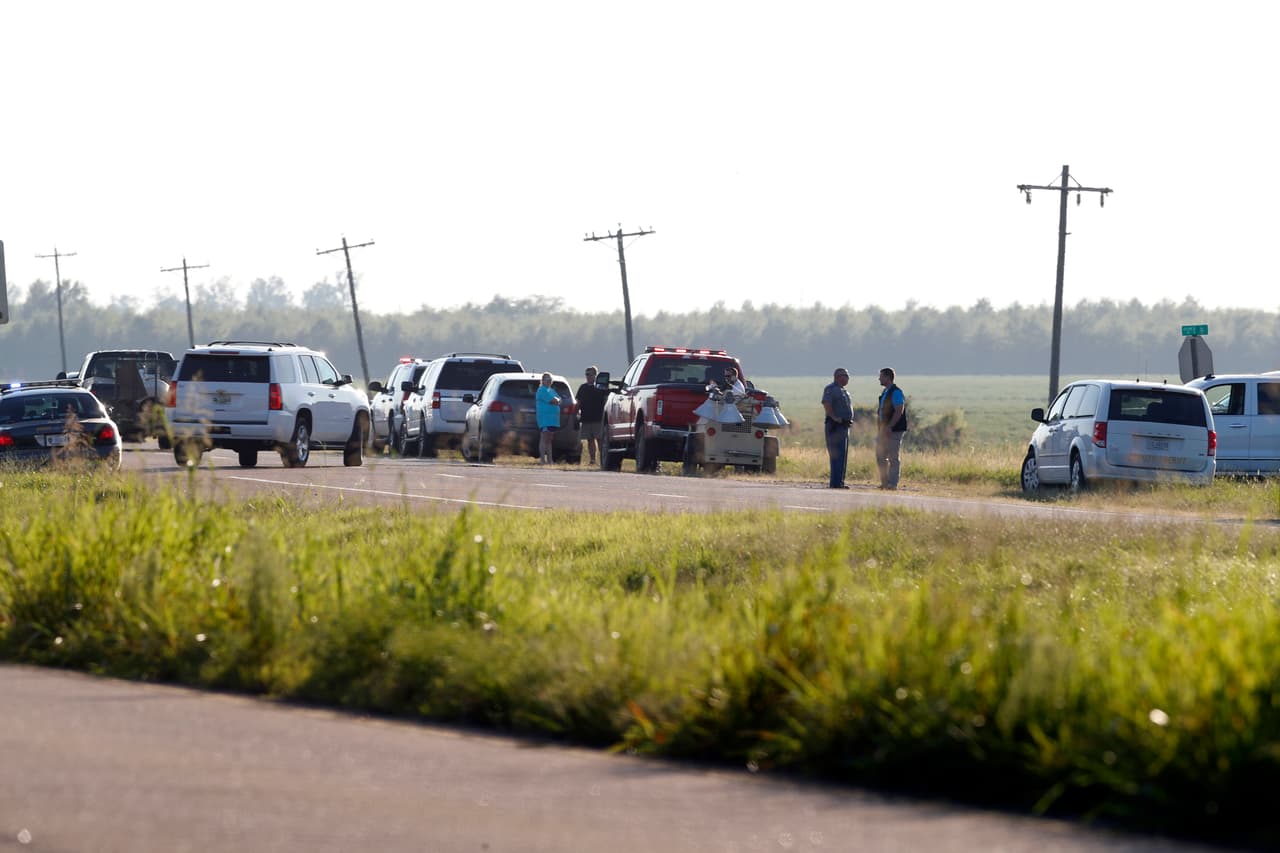 Los equipos de emergencia se desplegaron en campos cercanos a la zona en la que se estrelló el avión para iniciar las labores de rescate. (AP Photo/Andy Lo)