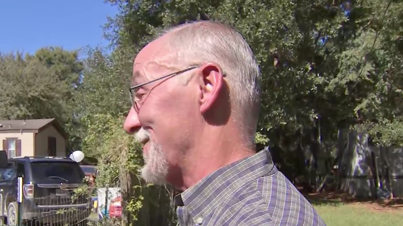 Estuvo presente 
<b><a href="https://www.univision.com/local/houston-kxln/el-espiritu-me-dijo-tu-vas-a-buscar-a-ese-nino-hombre-halla-a-christopher-ramirez-cerca-de-su-casa-video">Tim</a></b>, el hombre que siguiendo. "un llamado divino" encontró a Christopher en su propiedad. El sheriff del condado Grimes, Don Sowell, describió a Tim como un 
<b><a href="https://www.univision.com/local/houston-kxln/christopher-ramirez-desaparecido-tim-hallazgo-condado-grimes-sheriff-don-sowell-sureste-texas-houston">"ángel de la guarda especial". </a></b>