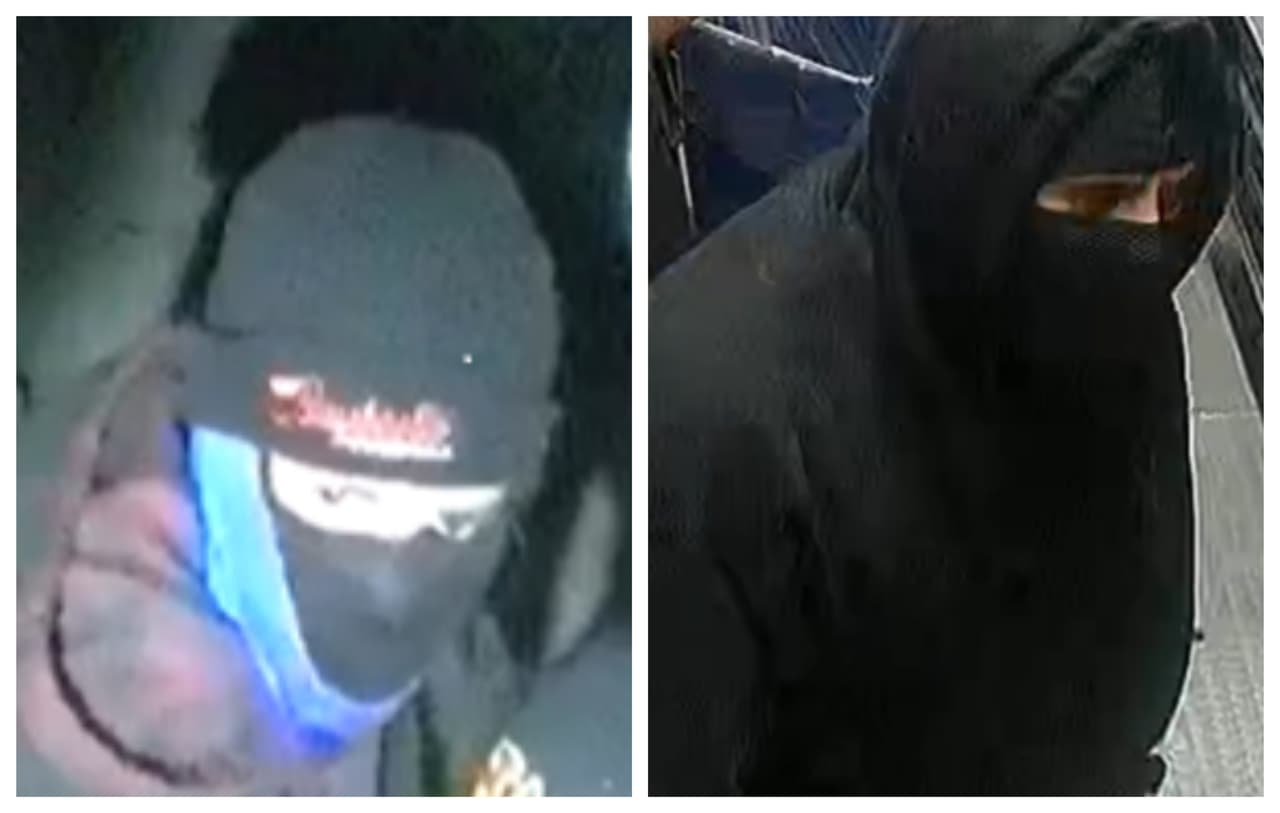 Uno de ellos llevaba pasamontañas negro, sudadera negra, gorro negro, pantalones negros, medias negras con punteras grises a modo de guantes.