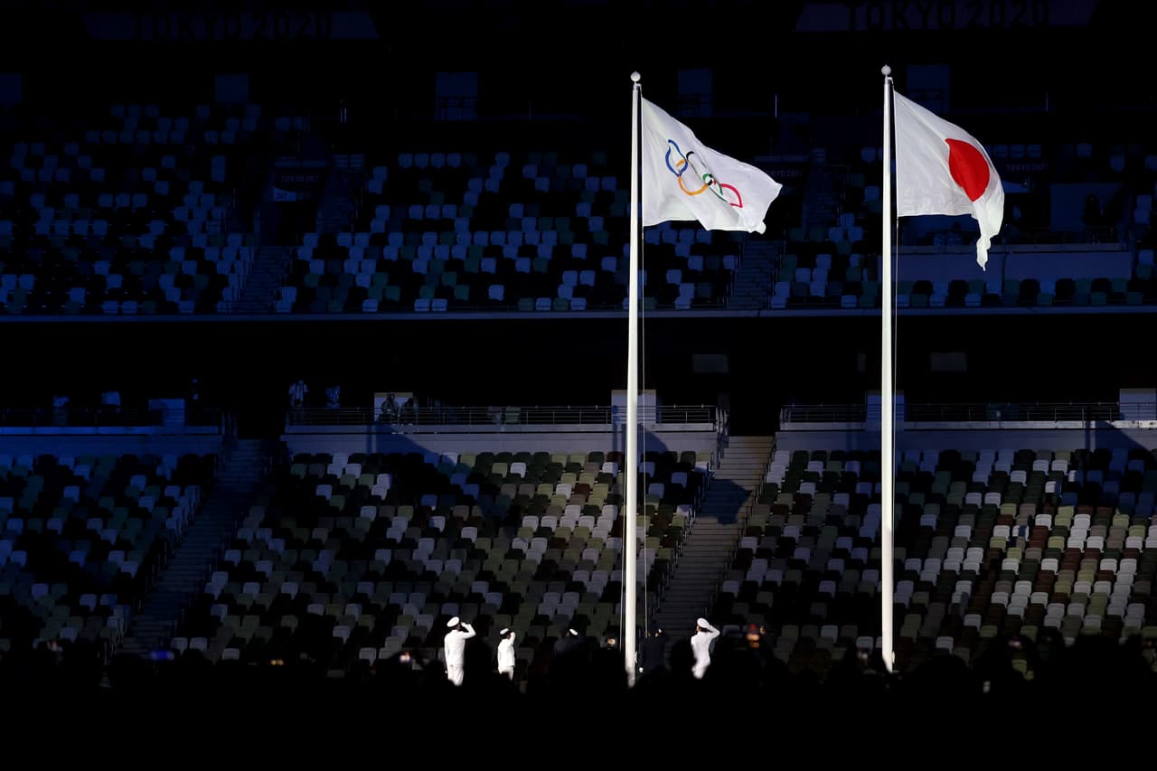 La bandera olímpica ya luce en todo lo alto de Tokyo 2020 en el estadio olímpico.