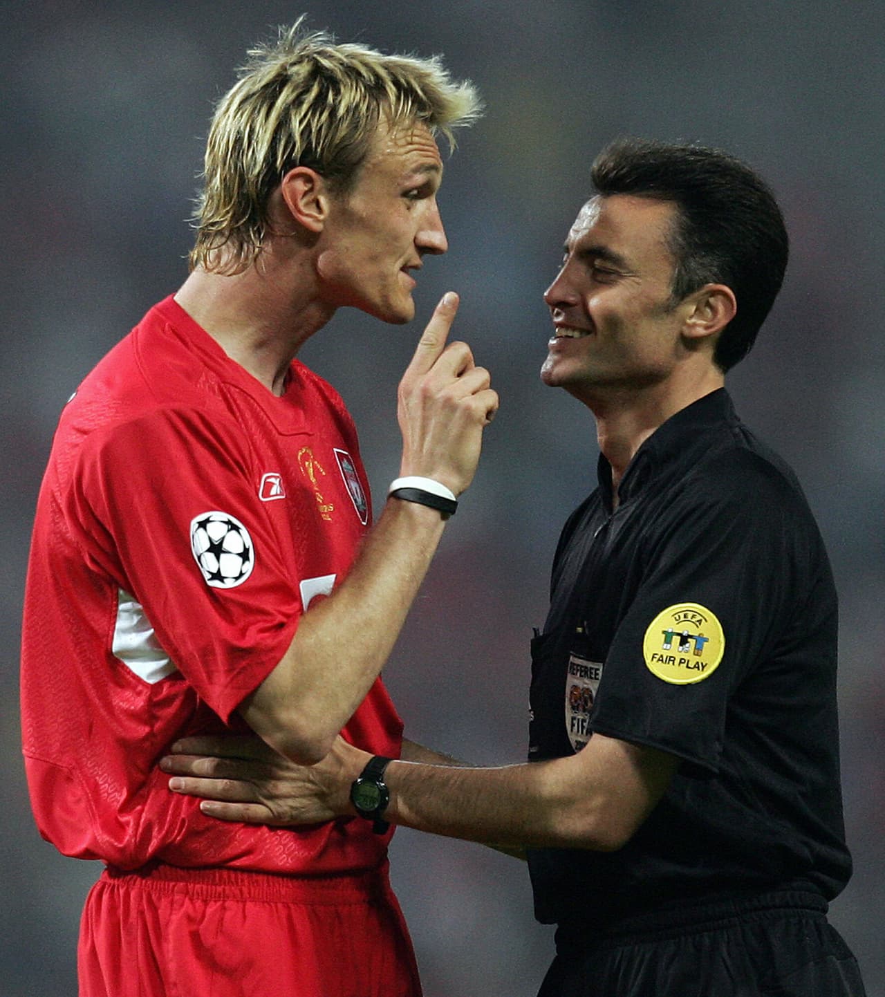 Sami Hyypiä (Finlandia) - Se quedó en el Liverpool hasta el 2009 y luego partió al Bayer Leverkusen donde se retiraría en el año 2011.