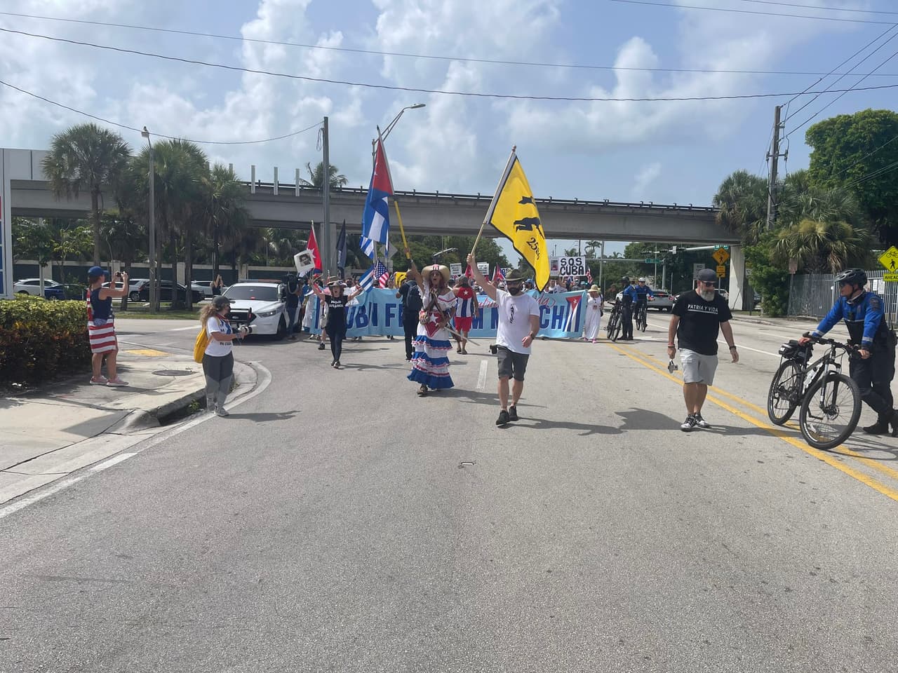 “El pueblo solo no puede sostener estos movimientos sin la ayuda de nadie… así que países como los Estados Unidos tiene que entender estas oportunidades y tomar ventaja y desafortunadamente no hemos visto eso”, dijo el alcalde de Miami, Francis Suárez