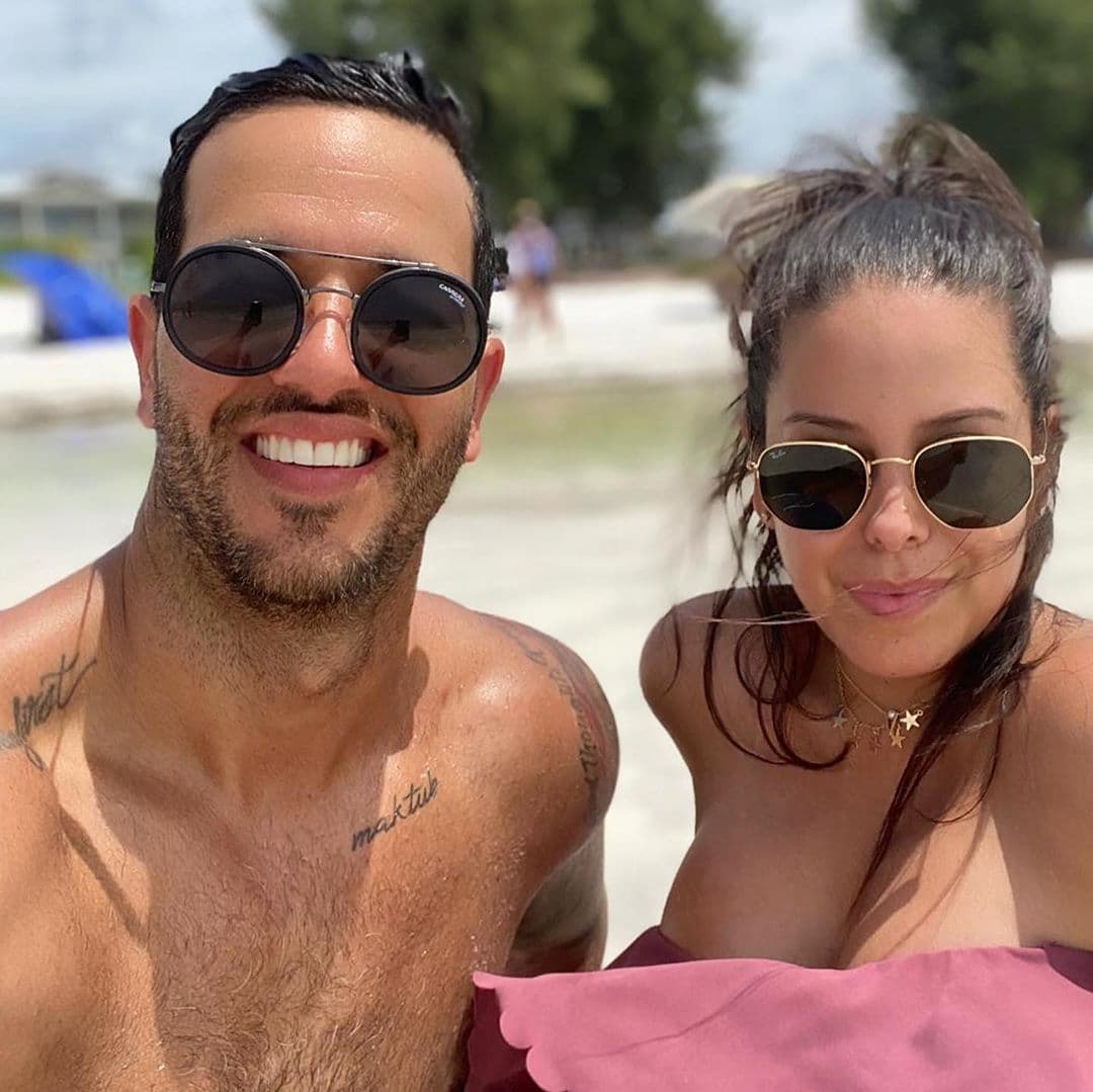 El chef posó feliz con su esposa Juliana en la orilla del mar. La pareja derrochó amor en este viaje en el que también cargaron batería.