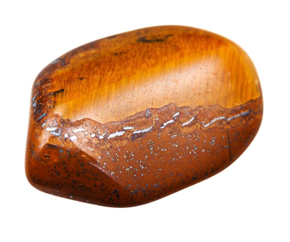 La piedra debe limpiarse y purificarse constantemente, ya que puede enturbiarse y su vibra puede ir perdiendo efecto, por lo que se recomienda buscar agua corriente, como de un río o el mar, y lavarla ahí para refrescarla. Más tarde, se le expone al Sol para que recargue y preserve sus poderes.