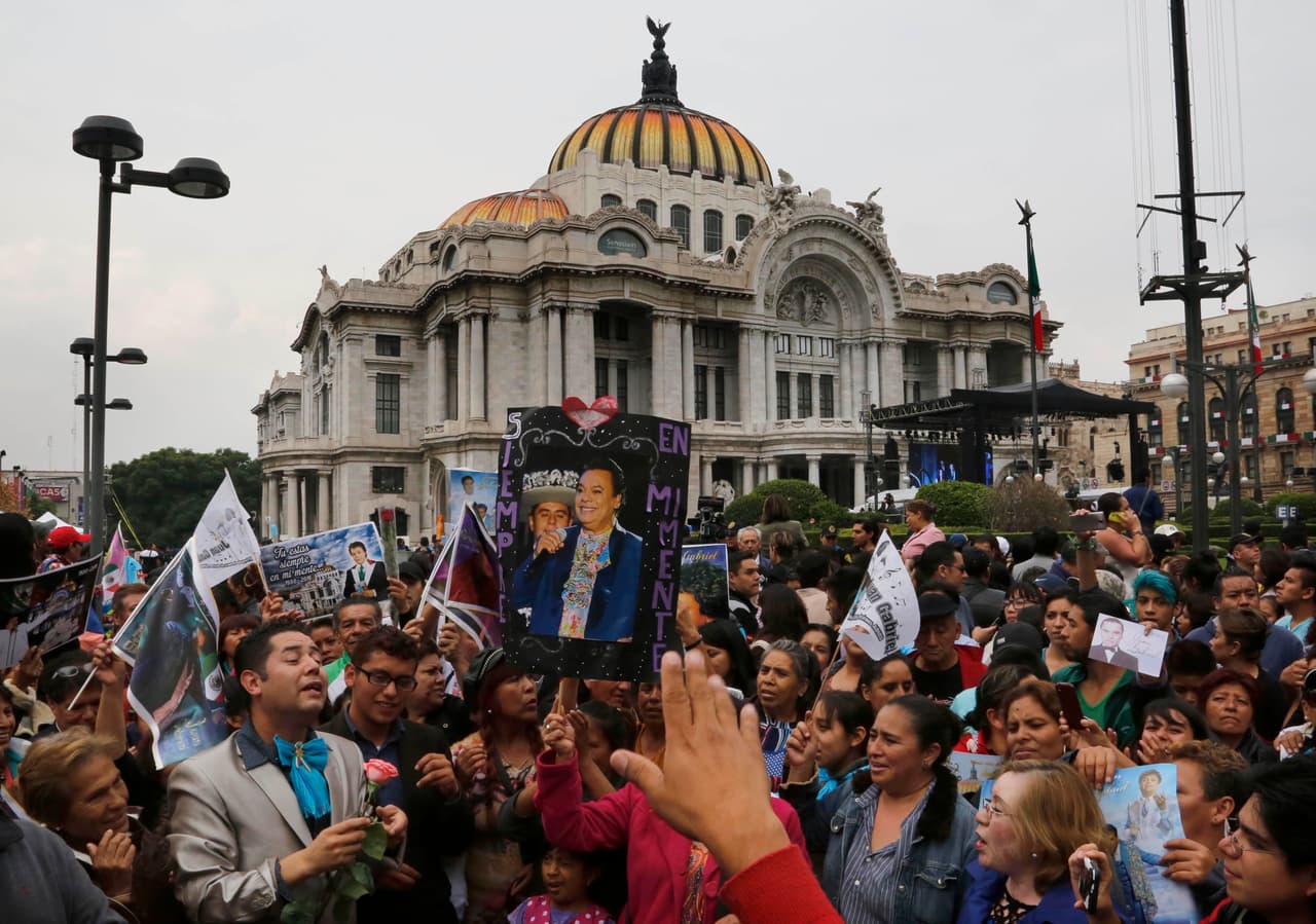 Uno de los lugares que se abarrotaron de fans de Juan Gabriel fue el Palacio de Bellas Artes, en donde por días la gente esperó la llegada de las cenizas del cantante para poder rendirles tributo.