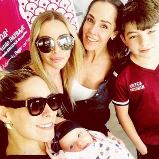 Además de retomar su vida laboral, como fue su reciente aparición en la serie 'Silvia Pinal frente a ti', Sharis Cid se deja ver siempre acompañada de su madre, su hija Kris y Matías, el hijo pequeño de su pareja.