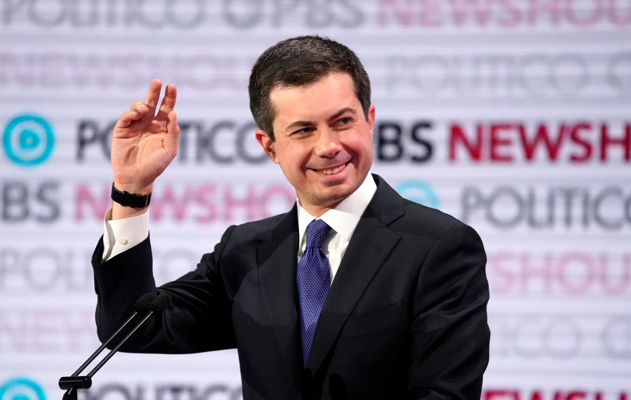 Alcalde de South Bend, Indiana, 
<b><a href="https://www.univision.com/temas/pete-buttigieg">Pete Buttigieg</a></b>. 
<b> LA FRASE: </b>"El nominado va a tener que hacer dos cosas: derrotar a Donald Trump y unir al país como presidente. Es una tarea difícil. Y para hacerlo, vamos a necesitar un nominado y un presidente que pueda responder a la crisis de pertenencia que está afectando a nuestra nación hoy en día". 
<b>El REGALO:</b> "Sabemos que sería un regalo para el futuro que cualquiera aquí arriba se convierta en presidente de Estados Unidos... comparado con lo que tenemos".