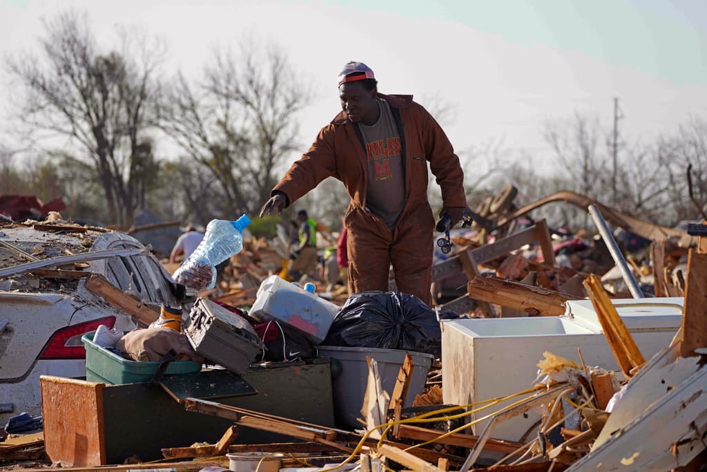 Mientras el tornado se acercaba a la ciudad de Amory, a unas 25 millas (40 km) al sureste de Tupelo, un meteorólogo de Mississippi hizo una pausa para rezar al ver la información que daba el radar sobre la fuerza del tornado. “Querido Jesús, por favor ayúdalos. Amén", dijo en plena transmisión en vivo Matt Laubhan, en el canal WTVA.