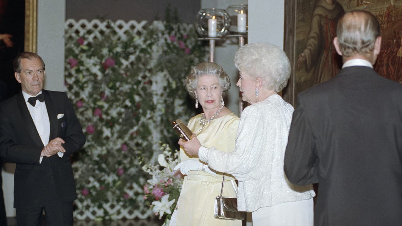 Se reunió con la entonces gobernadora de Texas, Ann Richards, en el Museo de Bellas Artes de Houston.