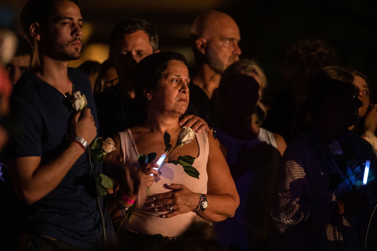 Muchos de quienes asistieron ni siquiera conocían a las familias de los 
<a href="https://www.univision.com/temas/personas-desaparecidas">desaparecidos</a>. Fue un momento sobrecogedor, de silencio y expresiones de mucho dolor. Hasta ahora han encontrado entre los cuerpos de 11 personas, mientras que continúa la búsqueda de otras 150.
<br>