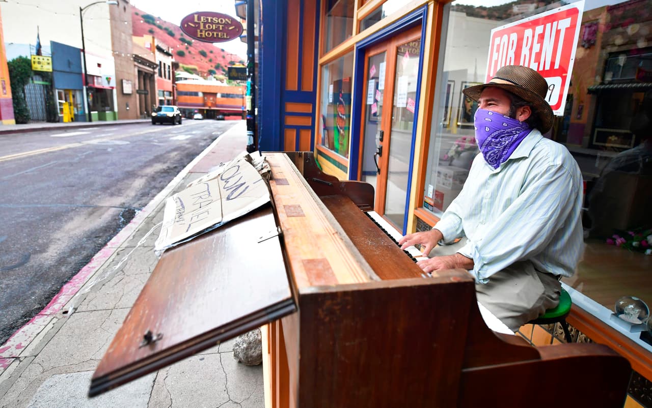 El cierre de las minas hizo que muchos mineros se fueran de Bisbee... con esto, bajó el costo de vida y de las propiedades y 
<a href="https://www.univision.com/local/arizona-ktvw/las-mejores-ciudades-para-jubilarse-en-arizona-segun-wallethub-fotos">fue así como artistas y jubilados encontraron su hogar en Bisbee </a>convirtiendo esta pequeña ciudad industrial de la frontera de Arizona en un refugio para los amantes del arte.