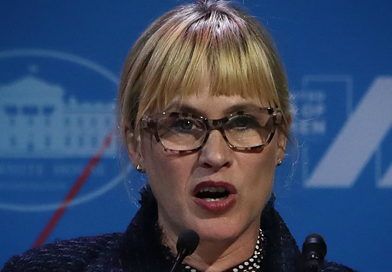 <b>Patricia Arquette, actriz</b>. Aprovechó el momento en que ganó el Oscar como mejor actriz de reparto por Boyhood en 2015, para hacer campaña por el salario igualitario para hombres y mujeres en Hollywood. "Hemos luchado por los derechos igualitarios de todo el mundo. Es momento de recibir un pago igualitario por nuestro trabajo de una vez por todas y derechos igualitarios para las mujeres de Estados Unidos de América", 
<b><a href="https://www.youtube.com/watch?v=6wx-Qh4Vczc">dijo durante su discurso</a>.</b>