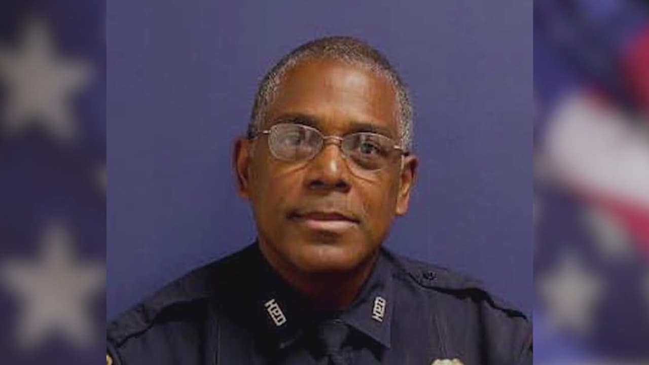 El sargento de la policía de Houston, Harold Preston fue herido junto al oficial Courtney Waller. El jefe, Arturo Acevedo informó a los reporteros que Manzano tiene antecedentes penales.