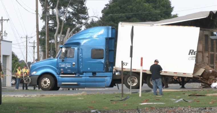 Tren choca contra camión que quedó atascado sobre las vías en Wingate   