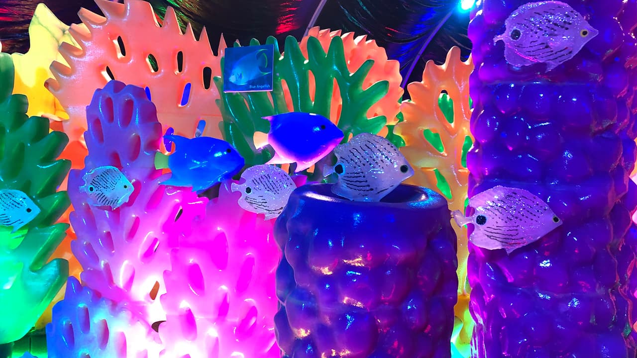 Y una gama de esculturas diversas, en una carpa aislada de 28,000 pies cuadrados.