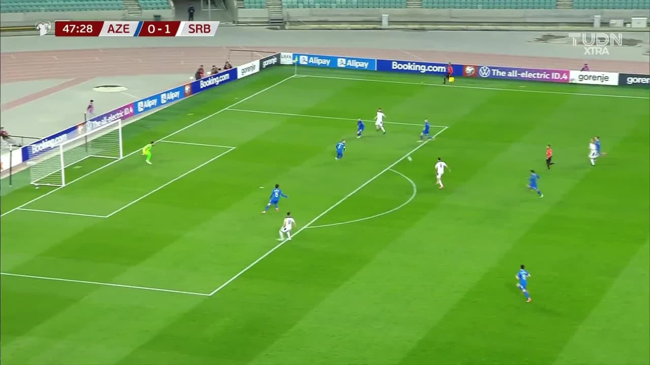 ¡TIRO ATAJADO! disparo por Aleksandar Mitrovic.