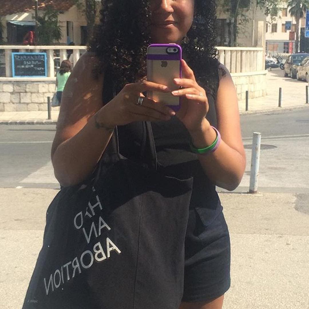 “No guardo lo que hago como un secreto. Uso un bolso que dice que tuve un aborto que hace que las personas a veces me comenten cosas”.