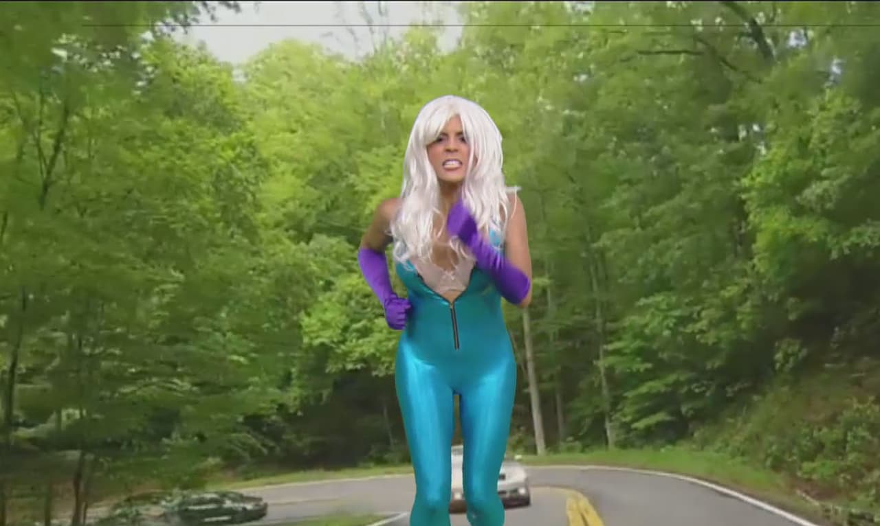 A lo lejos, una heroína se acercaba, sin percatarse de que había un pequeño detalle con su vestuario.