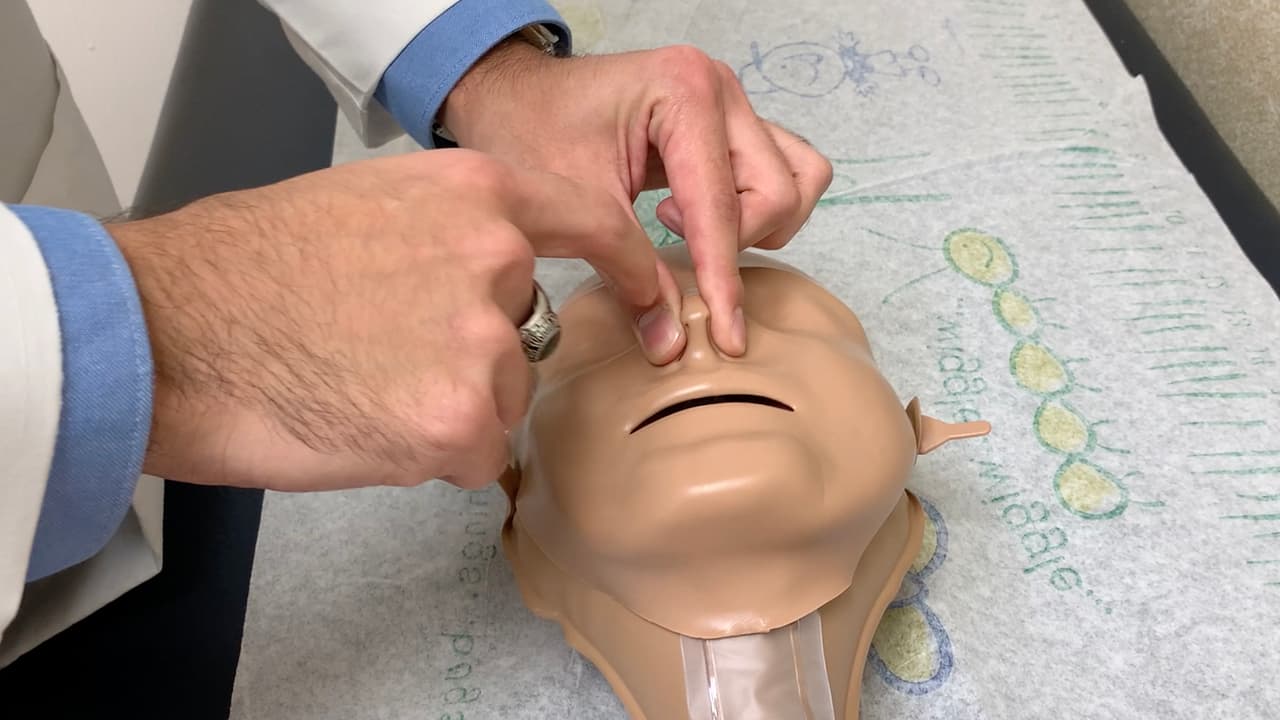 “En una situación como esta la persona pierde la conciencia, porque cesa la irrigación de sangre al cerebro, por lo que es muy importante que la sangre fluya al cerebro. Y con la RCP es muy posible que la persona va a recuperar la conciencia”, mencionó.