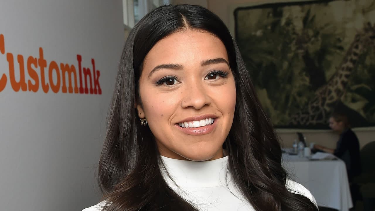 Gina Rodriguez defiende a sus padres portorriqueños por haberla educado en inglés