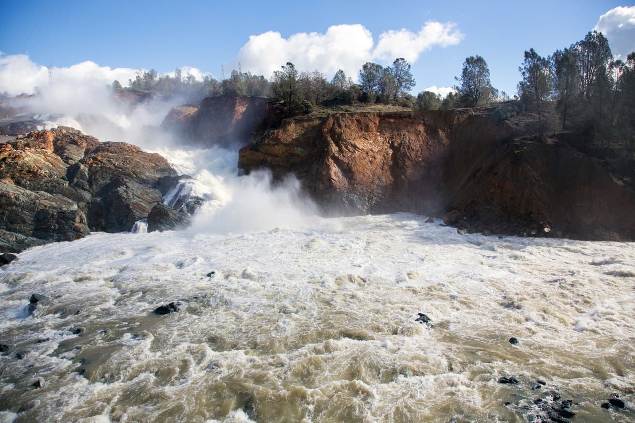 Imagen de la erosión de la ladera desde el río Feather. Fotografía del 27 de febrero.