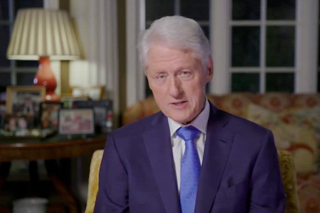 Por su parte, el expresidente
<b><a href="https://www.univision.com/temas/bill-clinton">Bill Clinton</a></b> apoyó a Joe Biden mostrándolo como un candidato capaz de asumir el arduo trabajo de la presidencia. "Si quieren un presidente que trabaje en lugar de mirar TV todo el día, Biden es su hombre",
<b><a href="https://www.univision.com/shows/noticiero-univision/si-quieren-un-presidente-que-trabaje-en-lugar-de-mirar-tv-todo-el-dia-biden-es-su-hombre-las-criticas-de-clinton-a-trump-video">declaró</a></b>.