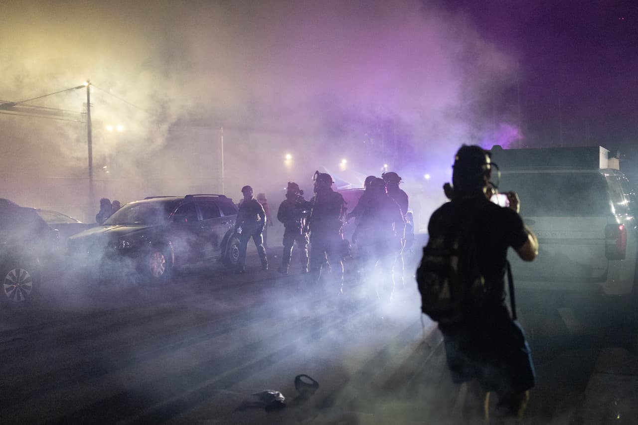 La acusación surge de una presentación judicial realizada por grupos de medios, manifestantes y clérigos, quienes obtuvieron 
<b><a href="https://www.univision.com/local/chicago-wgbo/greg-bovino-alto-mando-de-cbp-enfrentara-a-la-corte-tras-operativo-polemico-en-chicago" target="_blank">una orden de restricción temporal</a> </b>de la jueza federal 
<b>Sara Ellis,</b> tras demandar a funcionarios del Departamento de Seguridad Nacional (DHS) y de la administración Trump por tácticas contra manifestantes.