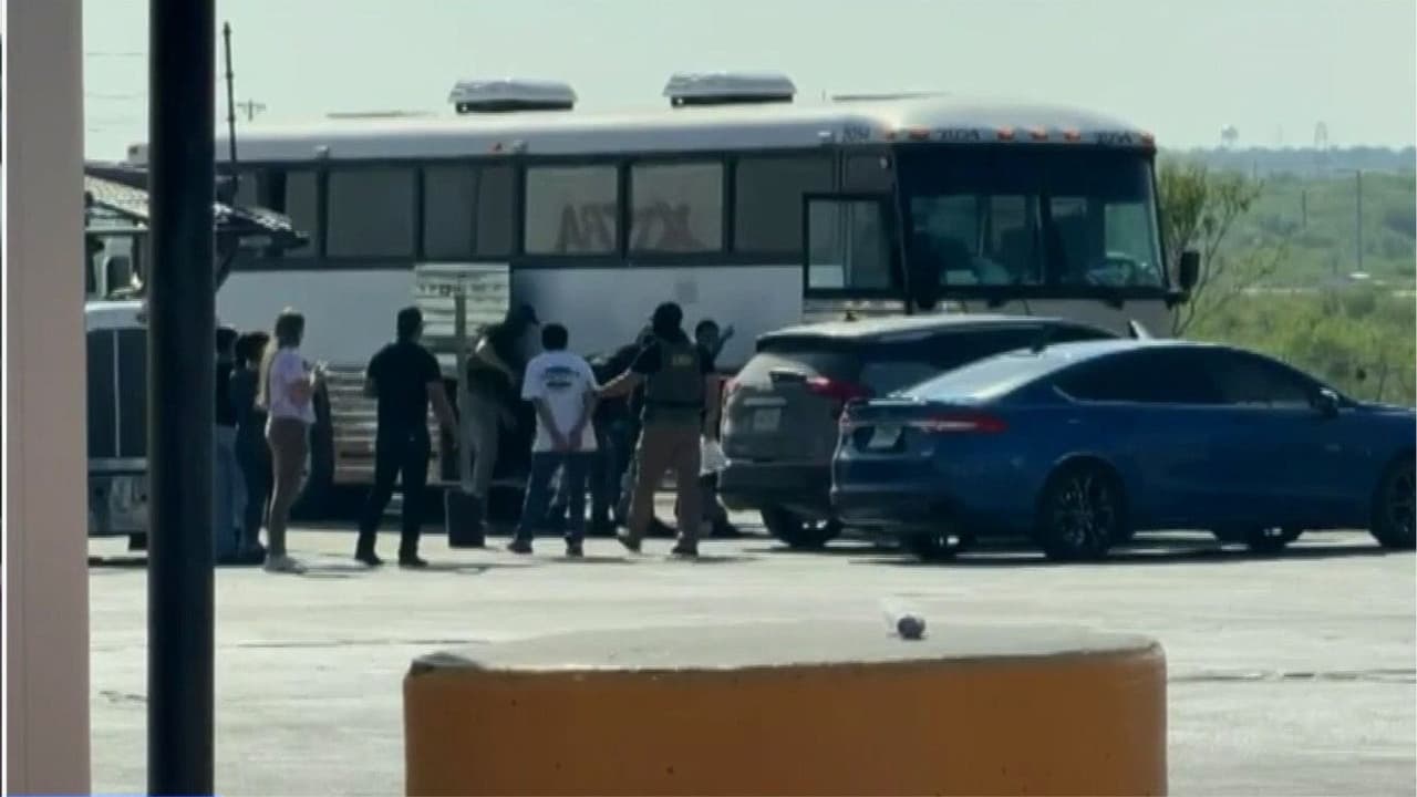 "Entró hace 15 años buscando una mejor vida": ICE detiene a tres hermanos al mismo tiempo en una gasolinera de Austin