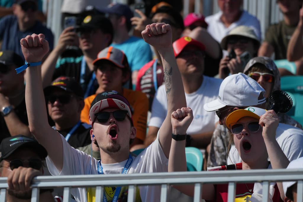 Aficionados vitorean durante la sesión de clasificación para la carrera sprint el viernes 1 de mayo de 2026, previa al Gran Premio de Fórmula Uno de Miami.