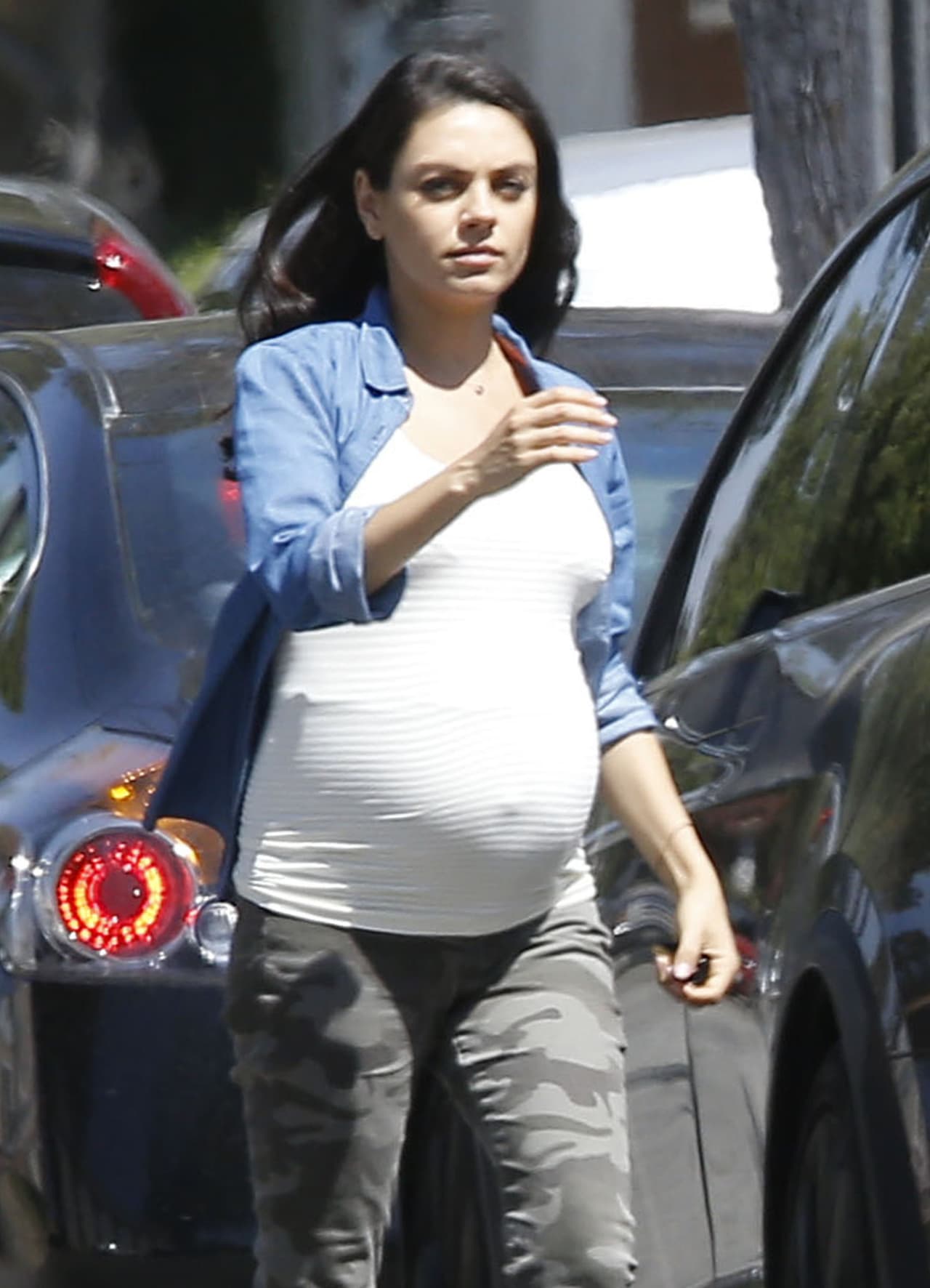 Caminó rápidamente hacia su camioneta.