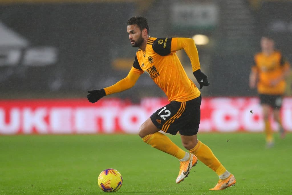 Pépé (32’) adelantó a los de Arteta, pero la ventaja duró poco; Neves (45+5’) emparejó los cartones desde los once pasos; David Luiz (45´3’) saldría explusado. Iniciando la parte complementaria, Moutinho (49’) marcó para darle vuelta al marcador. Leno (72’) dejó al Arsenal con nueve hombres. Los Wolves recibirán al Leicester City y Arsenal visitará a Aston Villa en la siguiente jornada de la Premier League.