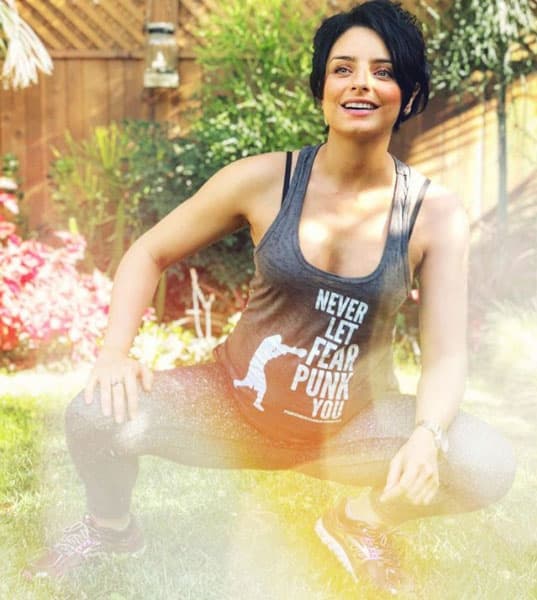 Ante este cuestionamiento, el comediante contestó: "Pues sí, finales de febrero, principios de marzo", lo que deja entrever que es una niña lo que Aislinn y Mauricio Ochmann esperan.