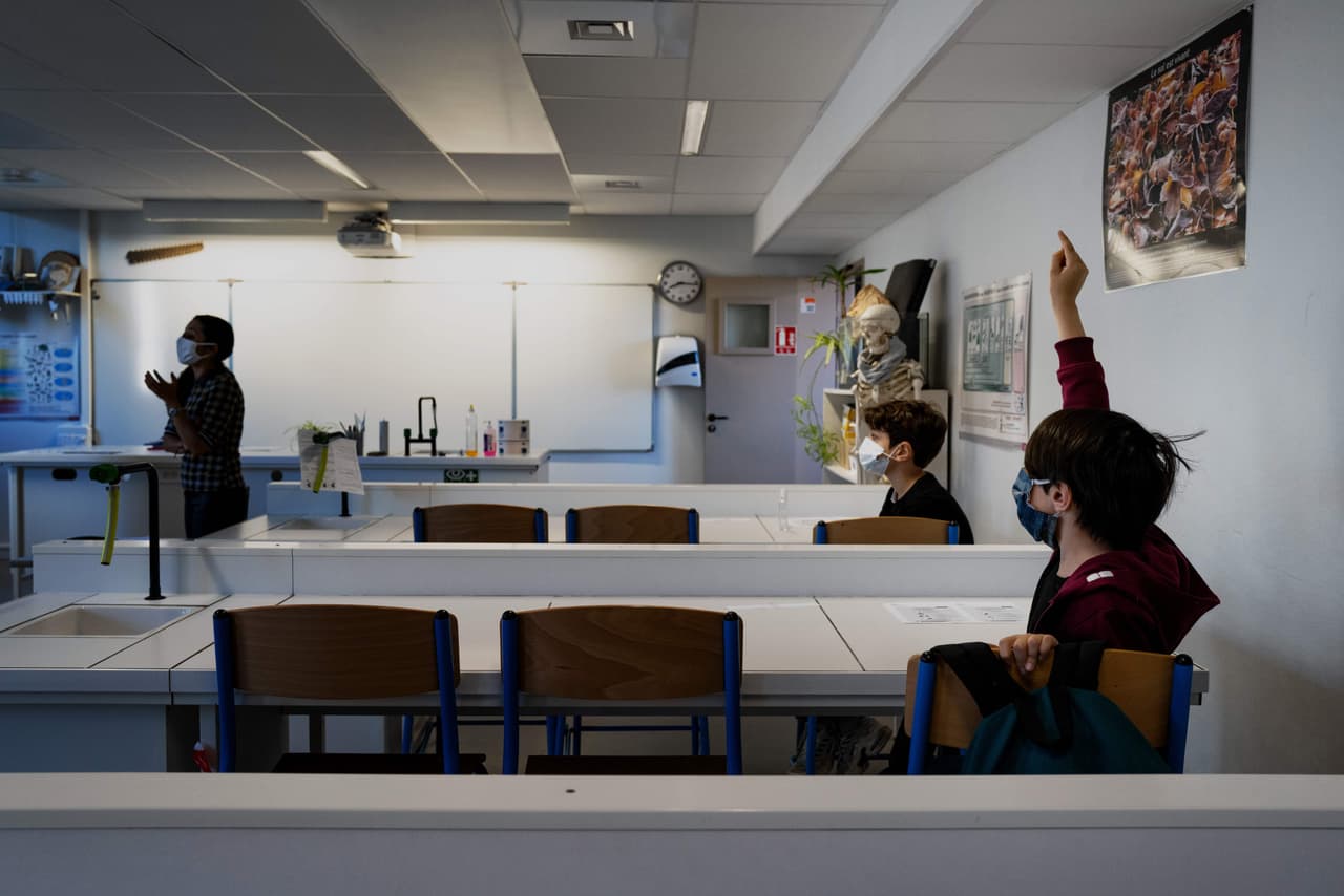 El superintendente del distrito escolar de Miami-Dade, Alberto Carvalho, expuso una serie de propuestas para el próximo año escolar, manteniendo las medidas de distanciamiento social para prevenir el coronavirus. 
<br>