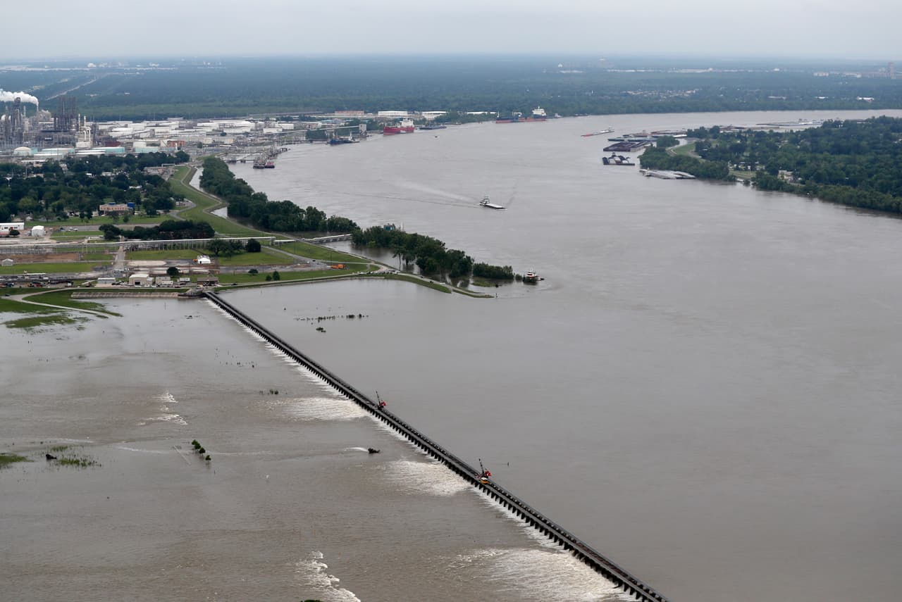 Los altos niveles que alcanzó el caudal del río Mississippi este viernes obligaron a abrir los diques para descargar agua en el lago Pontchartrain, más arriba de Nueva Orleans.