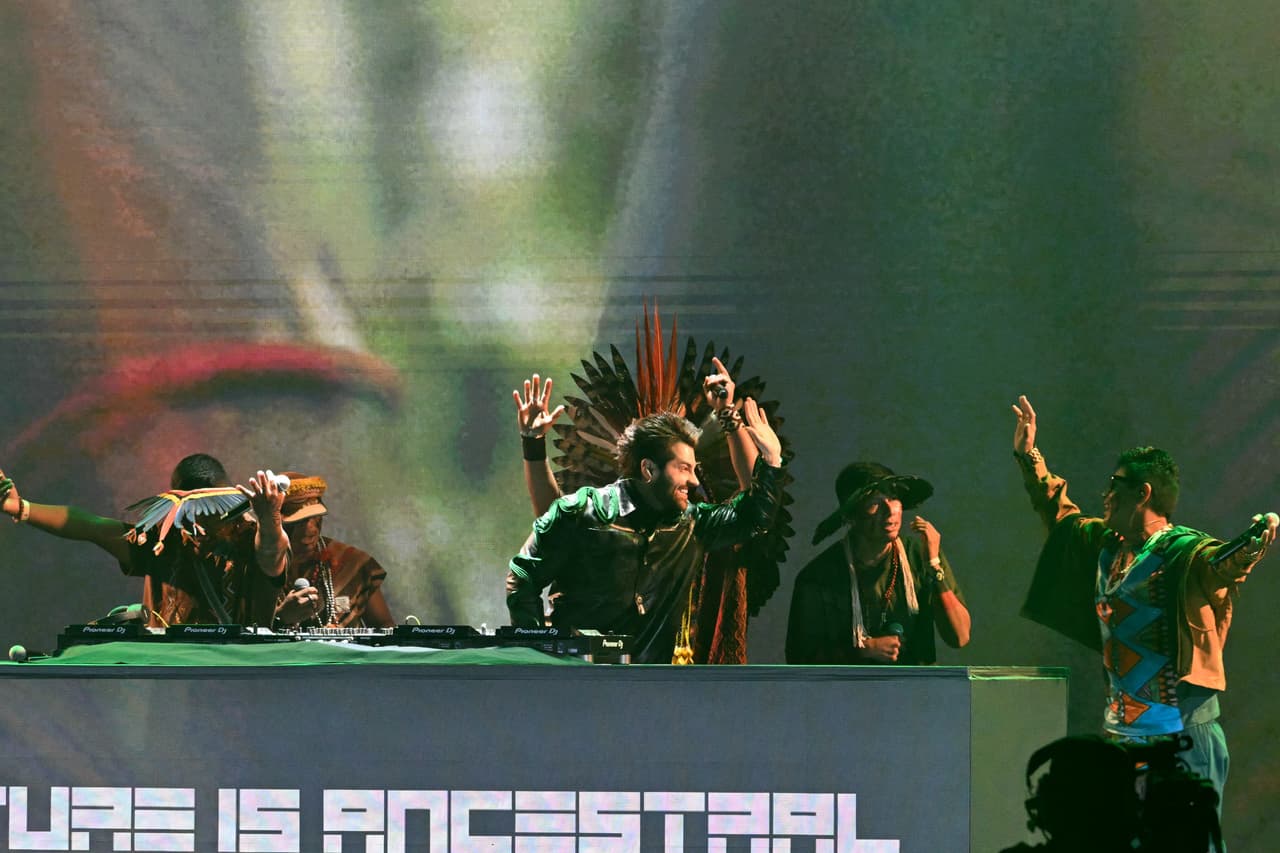 Alok fue parte del 'performance' de inicio de la Premiere de los Latin GRAMMY, en donde se entregan algunos premios antes de la gala televisada de esta noche.