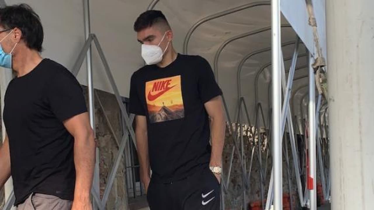 Johan Vásquez presenta sus exámenes médicos con el Genoa italiano