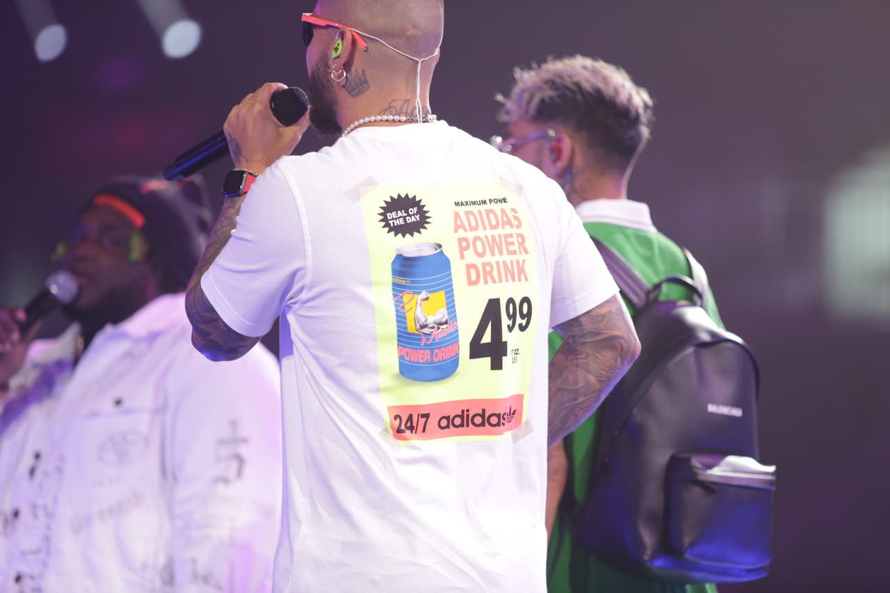 Tanto sus shorts como la playera y sus zapatillas deportivas eran de la misma marca.