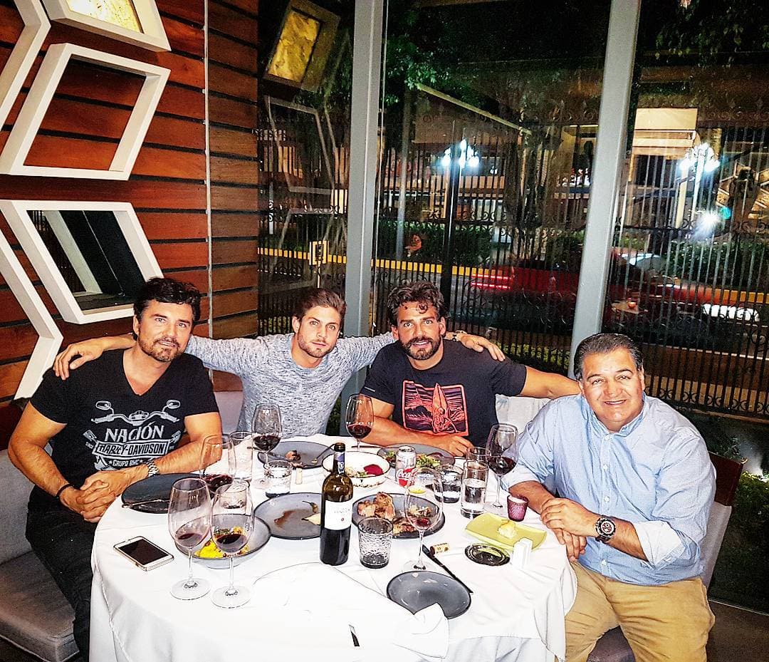 <b><a href="http://www.univision.com/temas/cristian-de-la-fuente">Cristián</a></b> ha causado mucha expectativa por la grabación de
<i>En tierras salvajes</i>, esto por la reciente discusión que sostuvo con
<b><a href="http://www.univision.com/temas/jose-ron"> José Ron</a></b> por “talar” un árbol. Los compañeros del chileno han salido a su defensa, pues han mostrado unión en dicha producción.