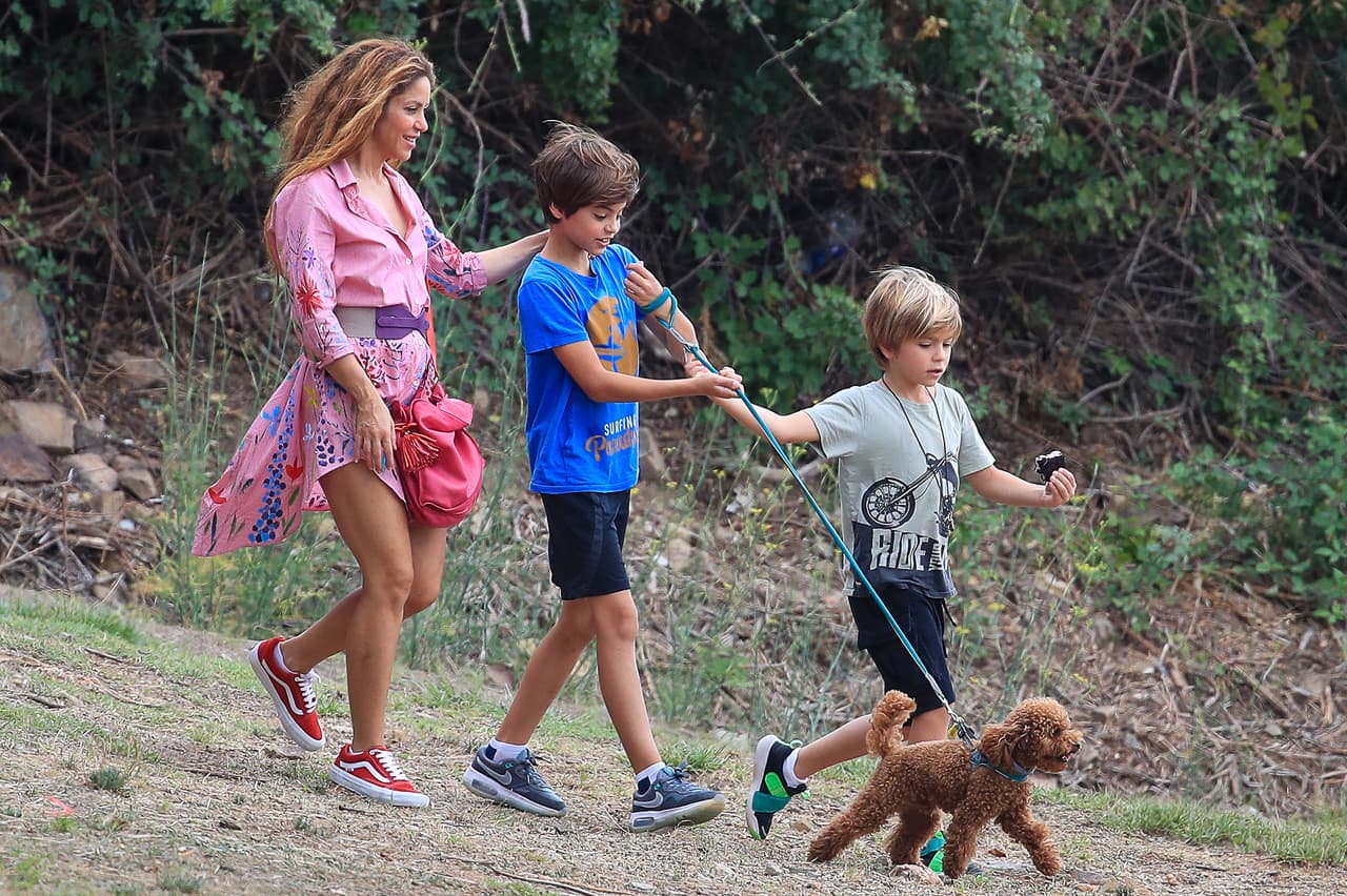 La prensa española también ha destacado que la cantante y el catalán están tratando de llegar a un acuerdo para la convivencia con sus hijos. 
<br>