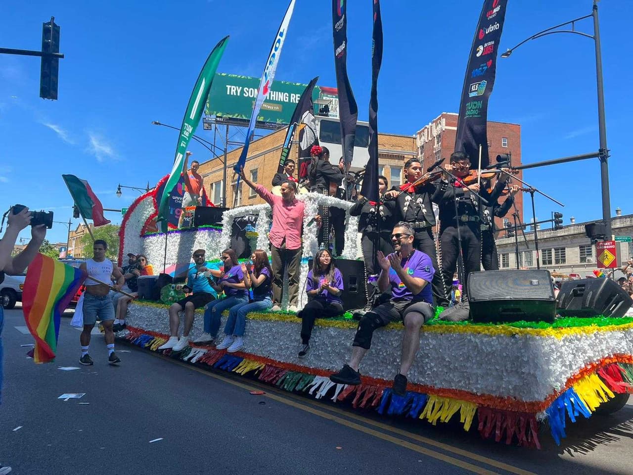 Orgullo gay Chicago desfile 2022. La familia de Univision Chicago también mostró su apoyo a la comunidad LGBTQ+.