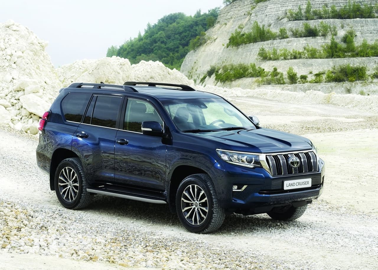 <h3 class="cms-H3-H3"><b>1er. lugar en el segmento de las SUV de tamaño completo</b></h3>
<br>
<br>
<u><b>Toyota Land Cruiser</b></u>
<br>
<br>
<b>Puntaje general de iSeeCars:</b> 9.2
<br>
<ul>
 <li><b>Puntaje de confiabilidad: </b>9.8</li>
 <li><b>Puntaje de valor retenido: </b>8.5</li>
 <li><b>Puntaje de seguridad: </b>no disponible</li>
</ul>
<br>
<b>Precio promedio para una unidad con 3 años de uso:</b> $91,976