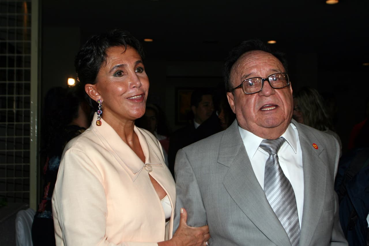 "No sé, es que a veces siento mi vida vacía, siento como que me falta algo", le contestó Chespirito. "A veces siento la necesidad de que alguien me besara, o de besar a alguien". "Si quieres besar a alguien, bésame a mí", le contestó ella.