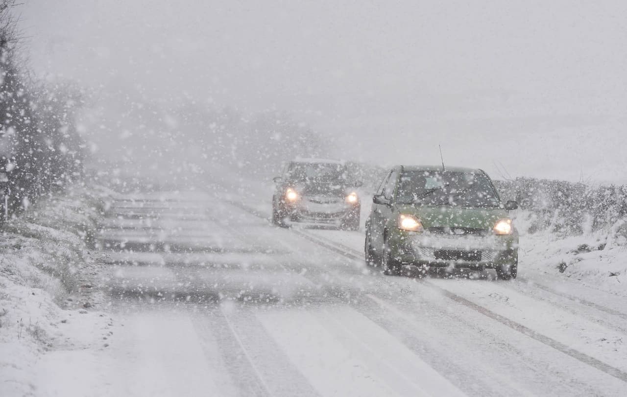 Salga de la carretera lo antes posible. Es mejor esperar un rato en una parada de descanso, en un restaurante o incluso en el costado de la carretera hasta que las cuadrillas de la carretera puedan sal y / o lijar las carreteras que para enfrentar un accidente. Esto también le brindará la oportunidad de recuperar sus sentidos y sentirse menos asustado. Toma una bebida caliente y relájate un rato.